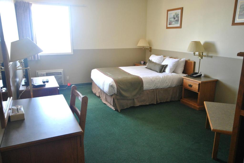 Postel nebo postele na pokoji v ubytování Wheatland Hotel