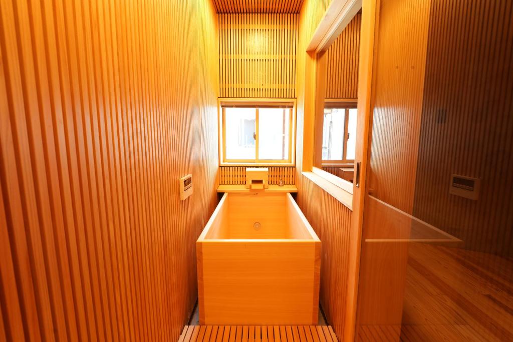 Elle comprend une petite salle de bains pourvue d'un lavabo et d'une fenêtre. dans l'établissement RIKKA BABA ICHI, à Takayama