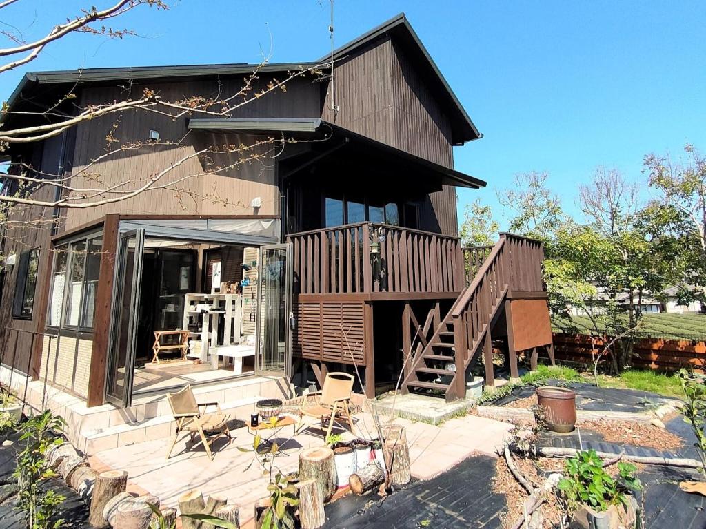 菊川市的住宿－yadoru-i-to-ko-to - Vacation STAY 14261，房屋设有门廊和带椅子的甲板