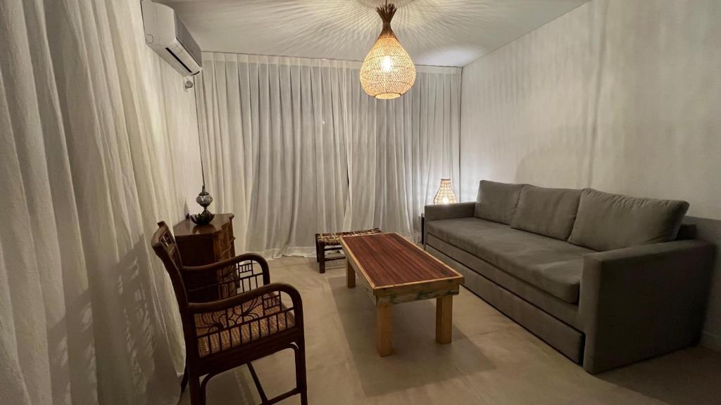 a living room with a couch and a table at Luminoso departamento con cochera en San Isidro in San Isidro