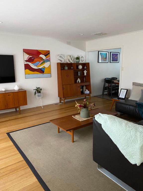 een woonkamer met een bank en een salontafel bij Balcombe Retreat in Mount Martha