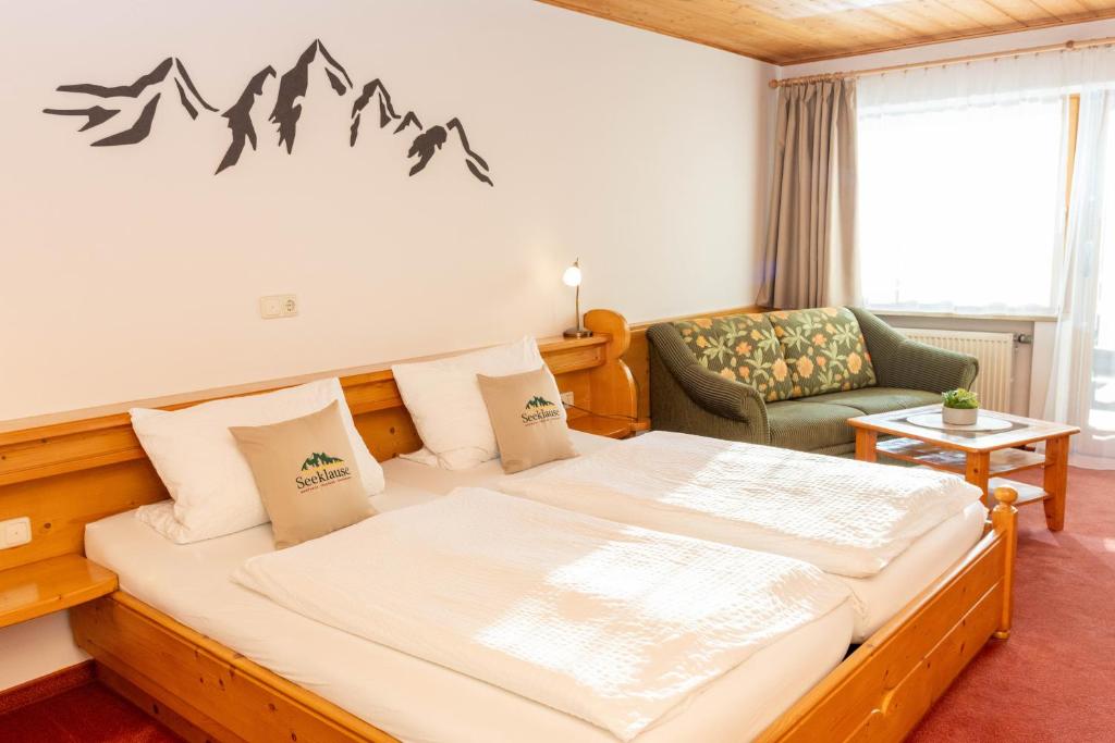 Postel nebo postele na pokoji v ubytování Gasthaus-Pension Seeklause