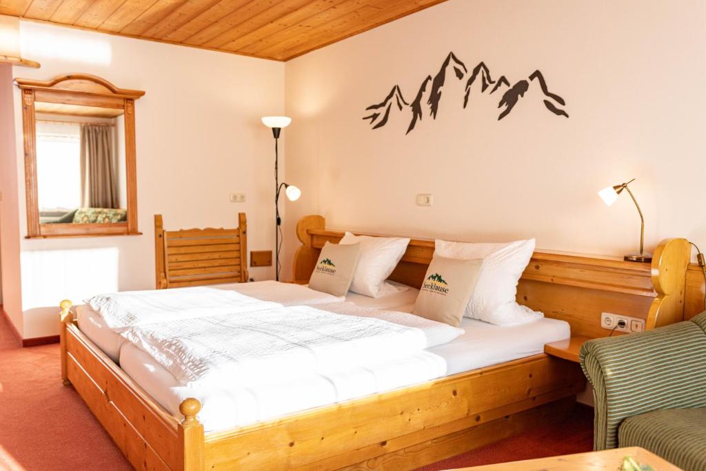 Postel nebo postele na pokoji v ubytování Gasthaus-Pension Seeklause