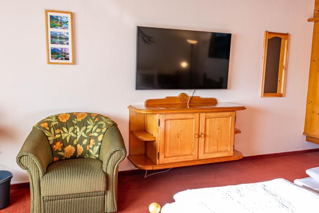 TV a/nebo společenská místnost v ubytování Gasthaus-Pension Seeklause