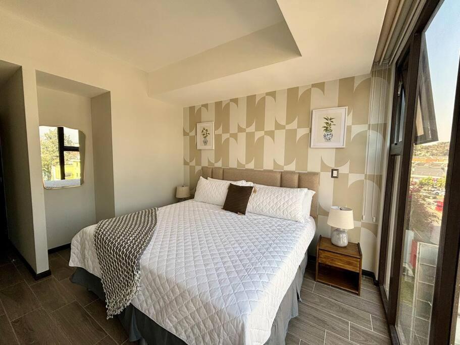 sypialnia z łóżkiem z białą kołdrą w obiekcie Minimalist 3 Bedroom Apartment w mieście Gwatemala