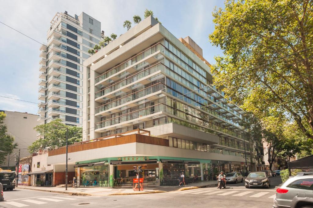 un edificio alto en una calle de la ciudad con coches en Premium Studio at Central Location Palermo -T707- en Buenos Aires