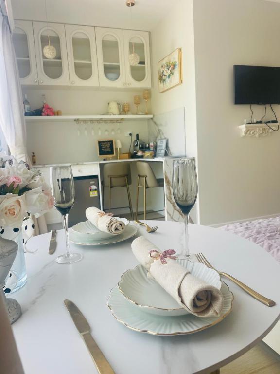 Delightful little house & Chateau Charme Suite - Resim 28