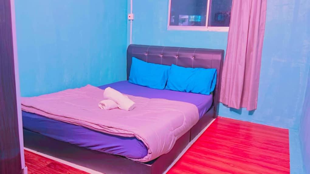 Ένα ή περισσότερα κρεβάτια σε δωμάτιο στο COZY, FAMILYSTAY, BAYAN LEPAS, only 4pax, 1car parking