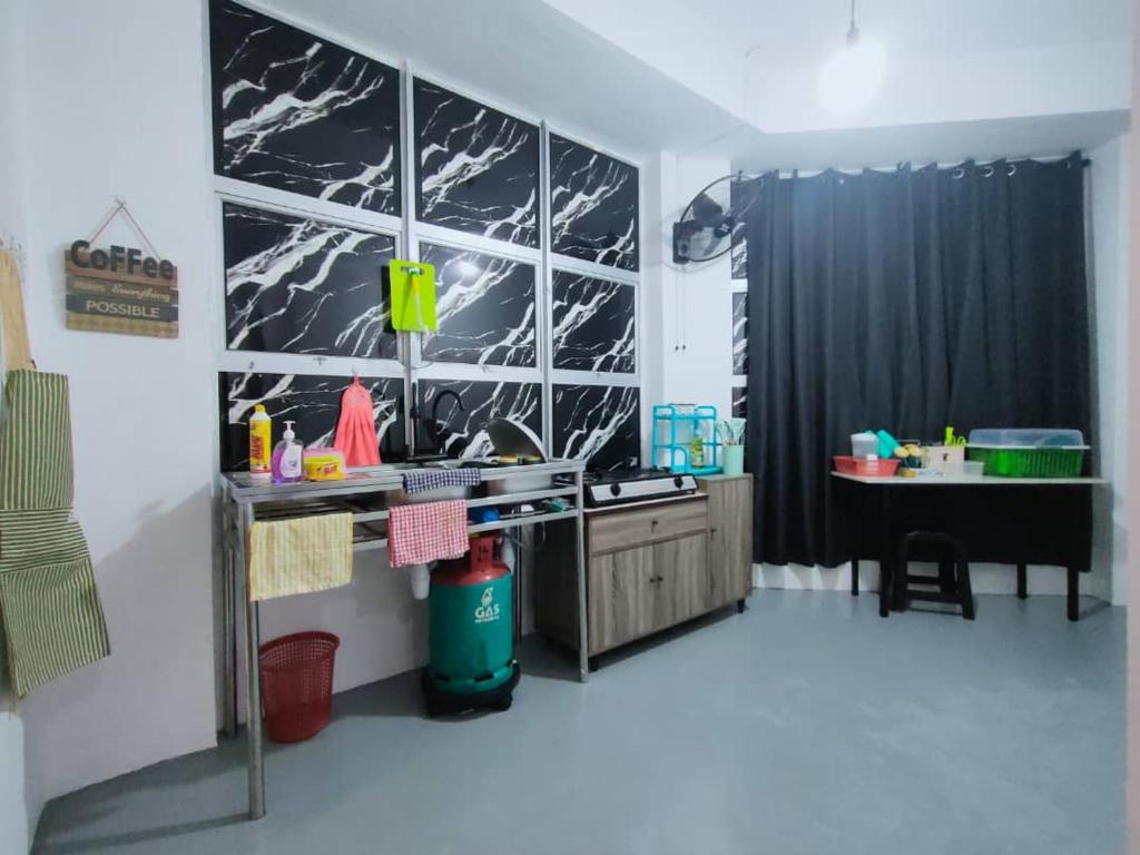 Habitación con baño con lavabo y escritorio. en D'Aqiela Gayang Homestay, en Tuaran