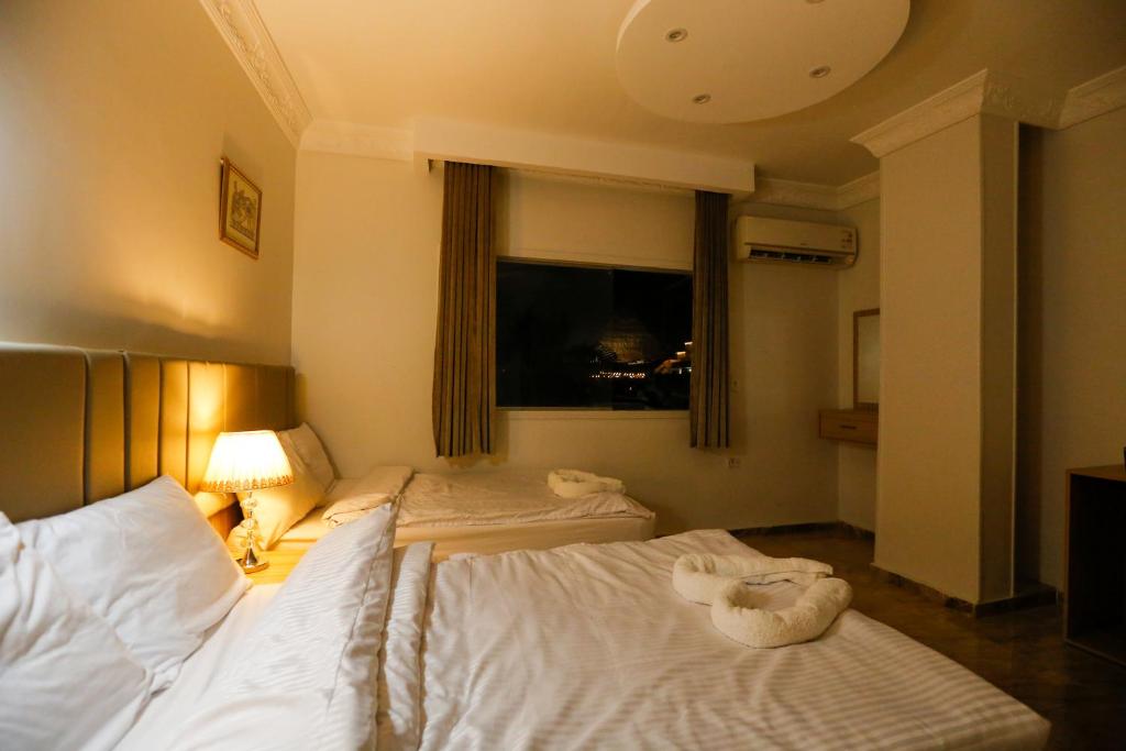 Letto o letti in una camera di Makadi Pyramids View