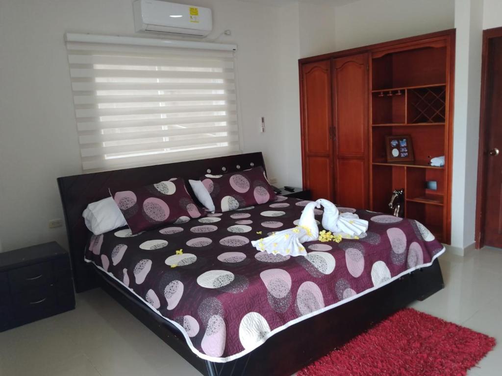 een slaapkamer met een bed met knuffels erop bij Hotel Dainner in Plato
