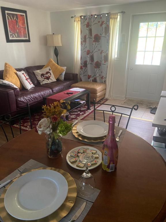 uma sala de estar com uma mesa com pratos em Havre de paix em Laval