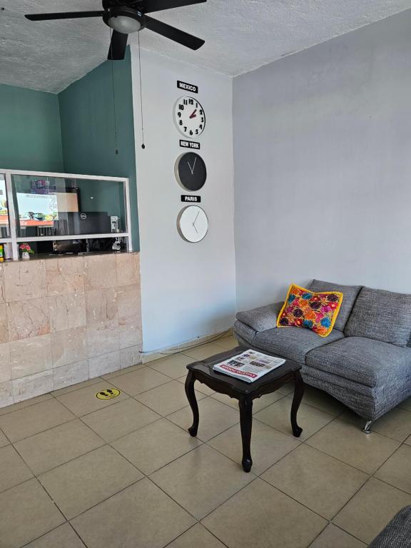 un soggiorno con divano e tavolino da caffè di Hotel Regional San Marcos a Tuxtla Gutiérrez