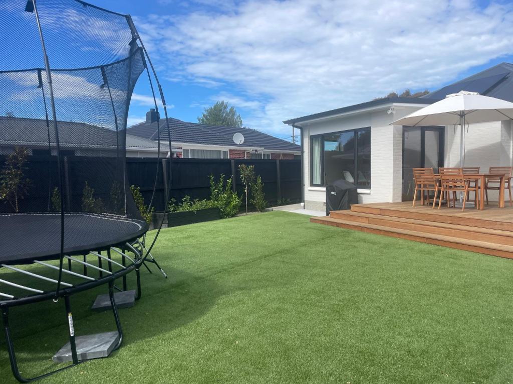 Private, 4BR Family Home, Free Parking, 4km to Airport - Resim 8