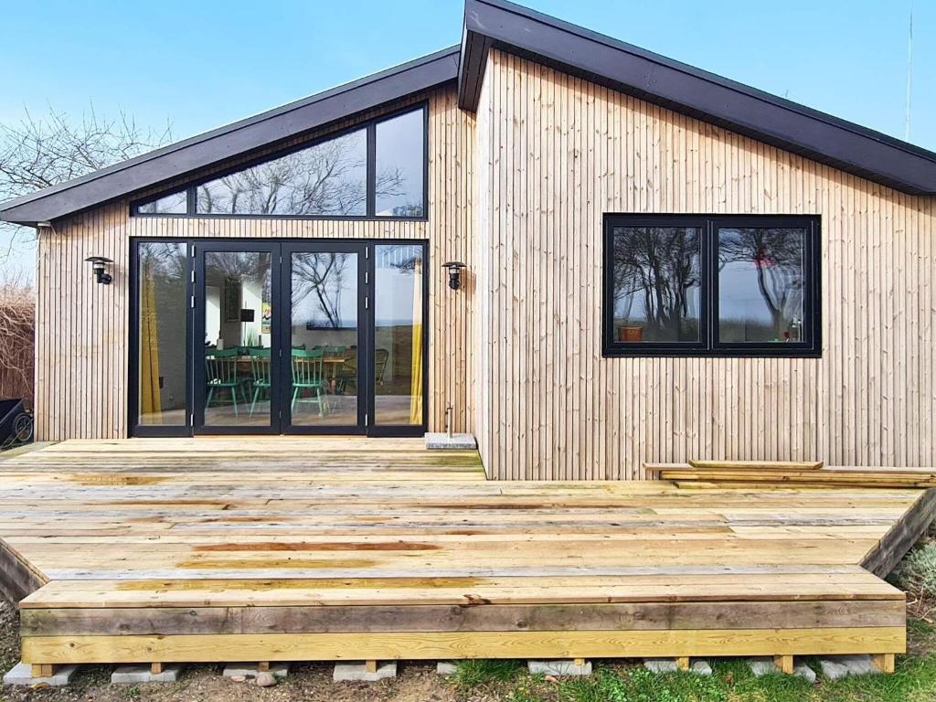 Skovmoseにある5 star holiday home in Sydals-By Traumの木製のデッキが目の前にある家