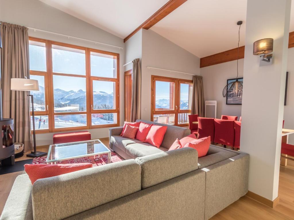 sala de estar con sofá gris y almohadas rojas en Appartement Les Arcs 1800, 5 pièces, 8 personnes - FR-1-352-42 en Arc 1800