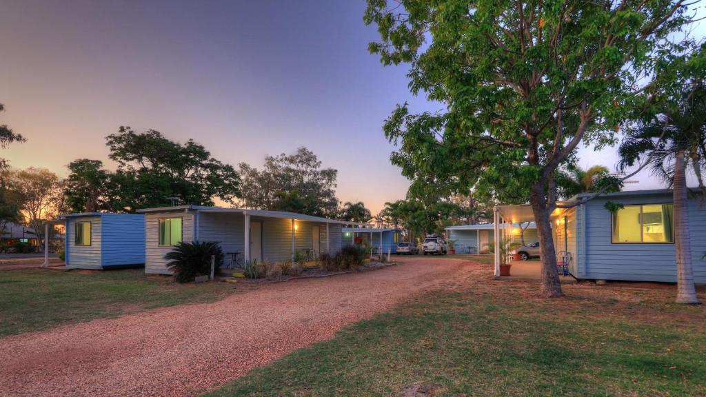 a row of mobile homes in a subdivision at Barcaldine Caravan Park in Barcaldine