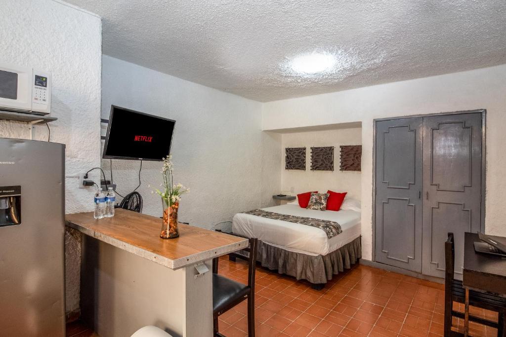 Hotel Estudio 4 en Chapalita Ubicación Perfecta y Jardines, a small room with a bed and a desk in it at Estudio 4 en Chapalita Ubicación Perfecta y Jardines in Guadalajara