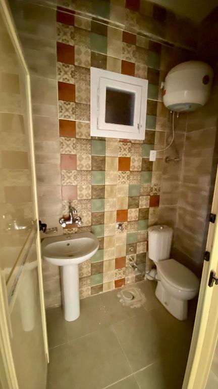 Koupelna v ubytování RAAK HOTEL فندق راك