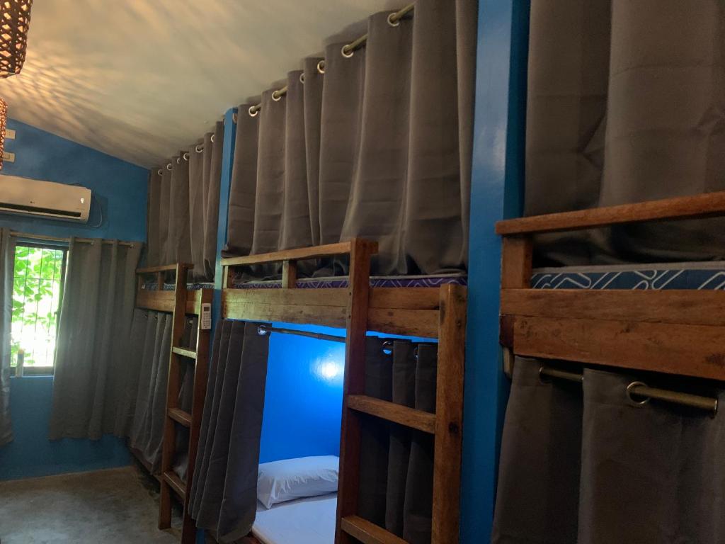 Palanda nebo palandy na pokoji v ubytování Jaydy hostel