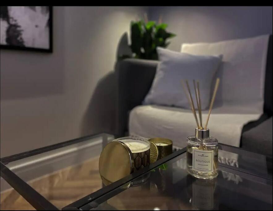 ein Wohnzimmer mit einem Glastisch und einem Sofa in der Unterkunft شقة فاخرة بدخول ذاتي in Riad