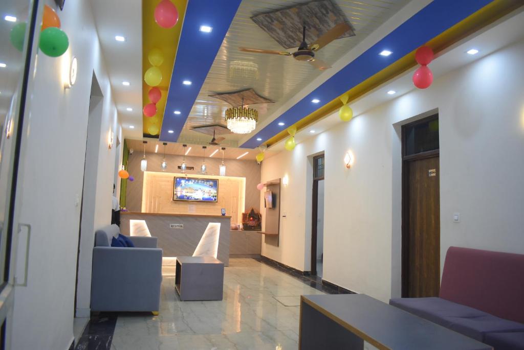 een lobby met een ruimte met ballonnen aan het plafond bij hotel the silver in Chandīgarh