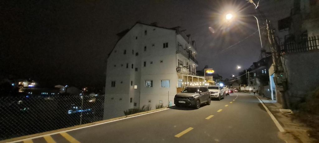 Cẩm Tú Cầu 27 Lê Hồng Phong في دالات: مبنى فيه سيارة تقف في شارع في الليل