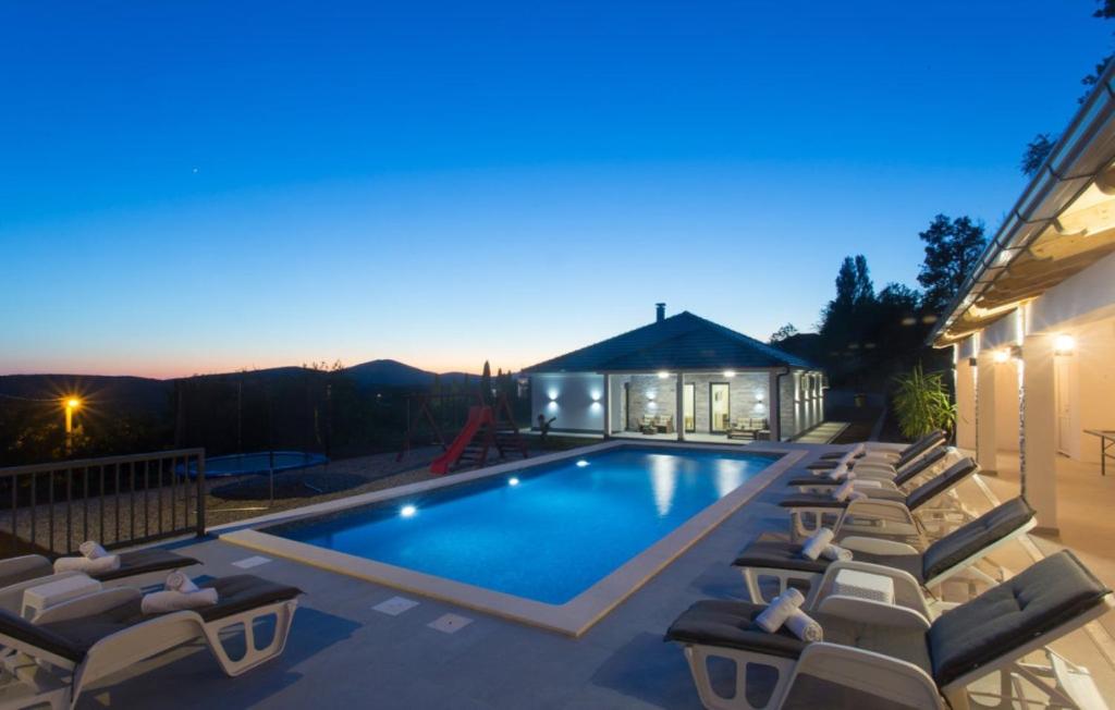 Villa Marijana - modern with pool tesisinde veya buraya yakın yüzme havuzu