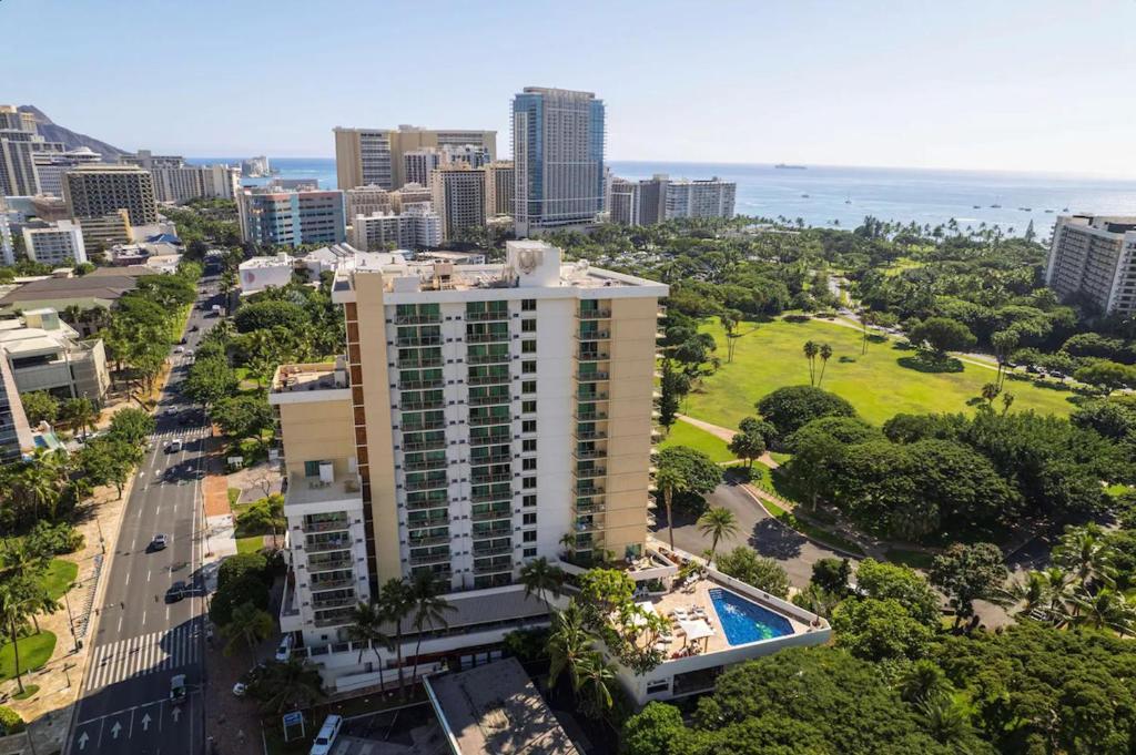 una vista aérea de una ciudad con un edificio alto en Luana Waikiki Hotel, en Honolulu