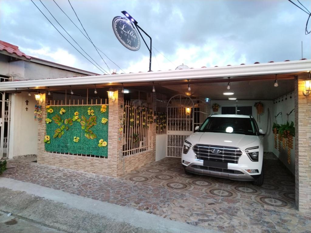 a car parked in the garage of a house at Apartamento a 10 minutos Aeropuerto Tocumen in Panama City