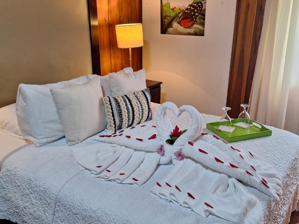 Postel nebo postele na pokoji v ubytování Casona Rústica & Bungalow