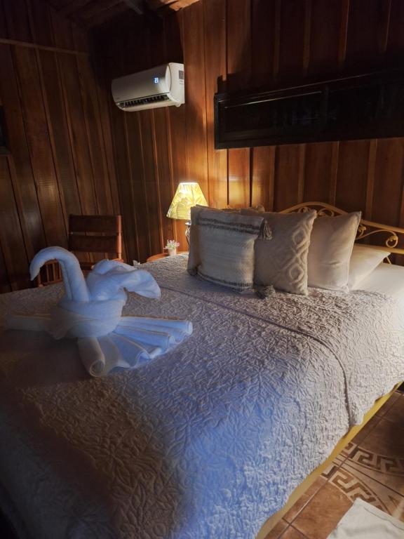 Postel nebo postele na pokoji v ubytování Casona Rústica & Bungalow