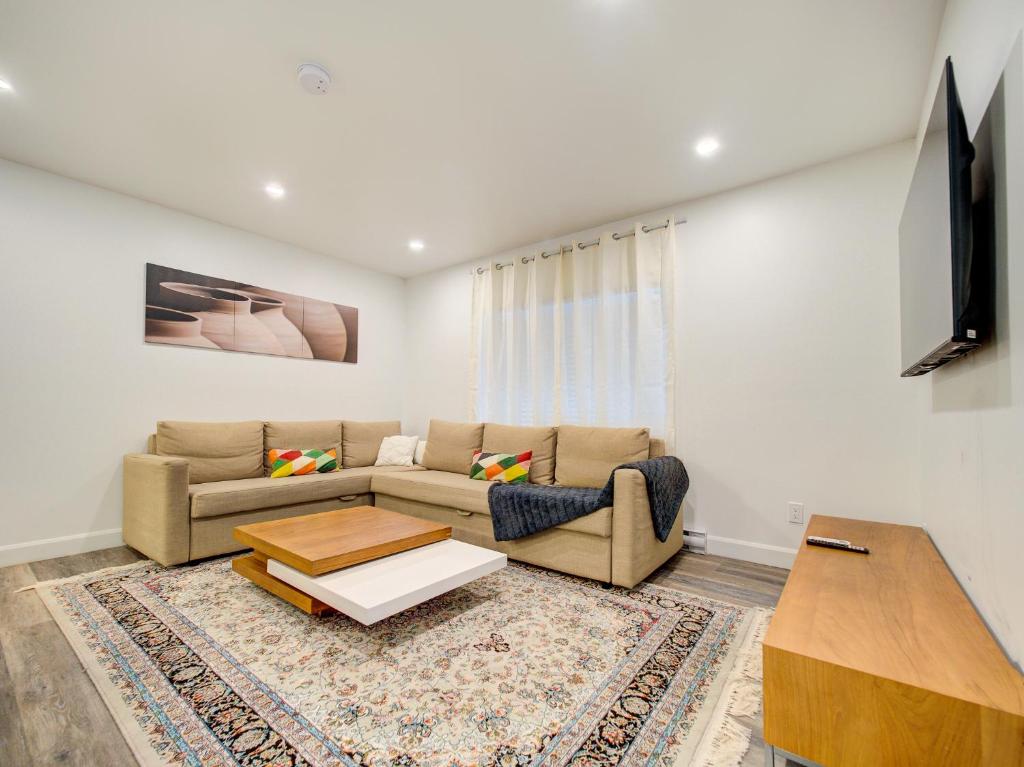 A seating area at Cozy & Luxurious 3-BR condo (4min to metro)