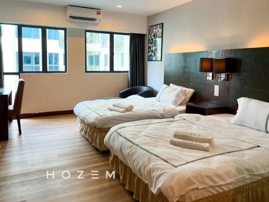een hotelkamer met 2 bedden en een bureau bij SCSP 657 Premium SBR2B Near Imago Mall and KKIA in Kota Kinabalu