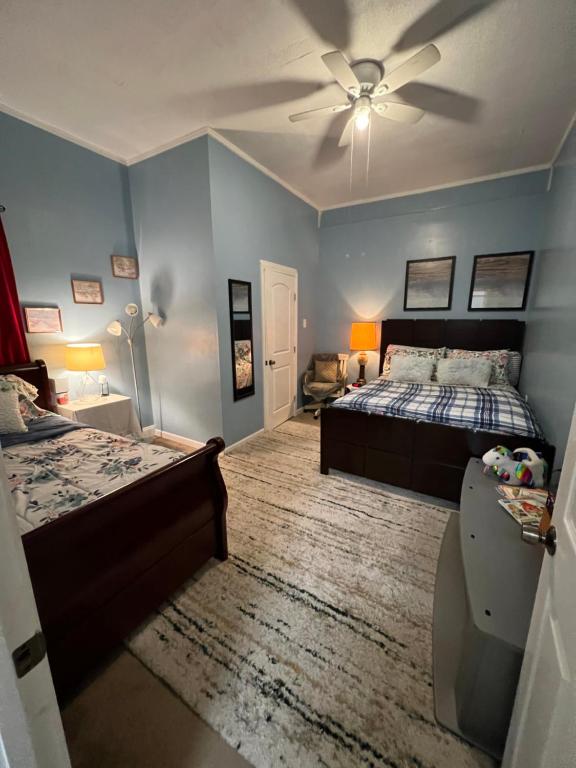 1 dormitorio con 2 camas y ventilador de techo en Southern’s Beauty 1 Very close to Airport, en Kenner