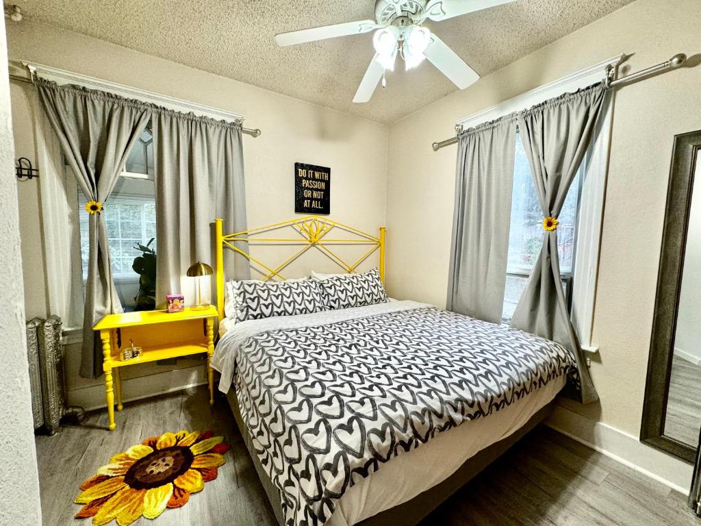 una camera con letto e ventilatore a soffitto di House in Seattle 2 Bedrooms with King and Queen Bed and Sofa Bed near Airport and Downtown a Seattle