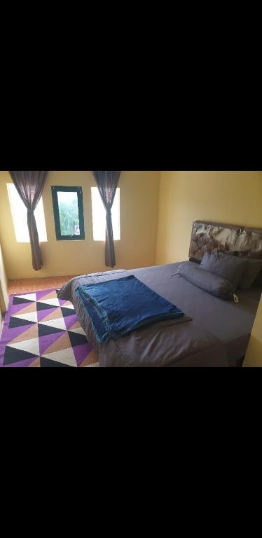Postel nebo postele na pokoji v ubytování Homestay Trisakti 2 Syariah