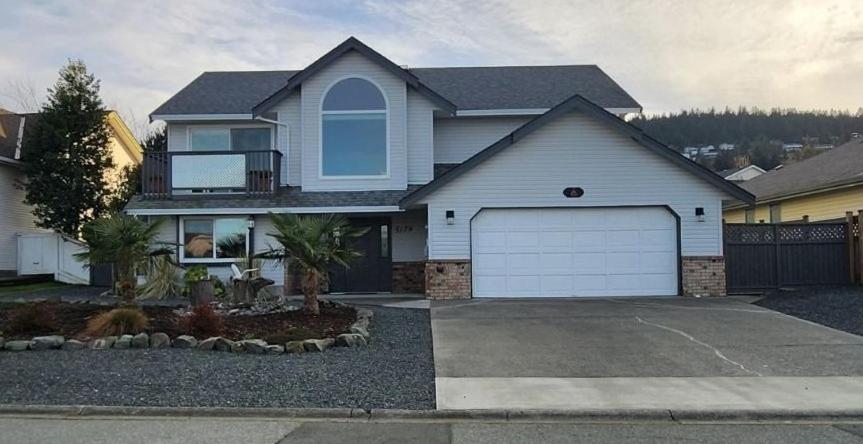 una gran casa blanca con garaje blanco en K E vacation house, en Nanaimo