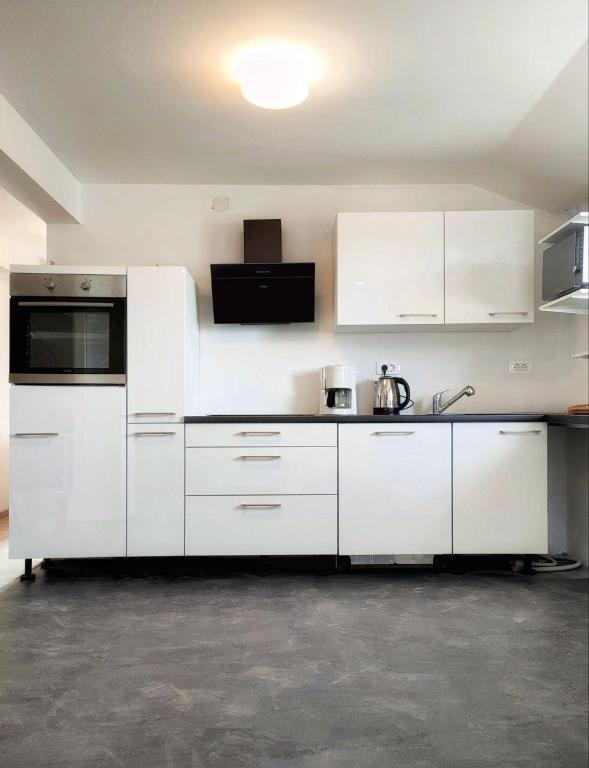 Kuchyň nebo kuchyňský kout v ubytování Skajla Apartments