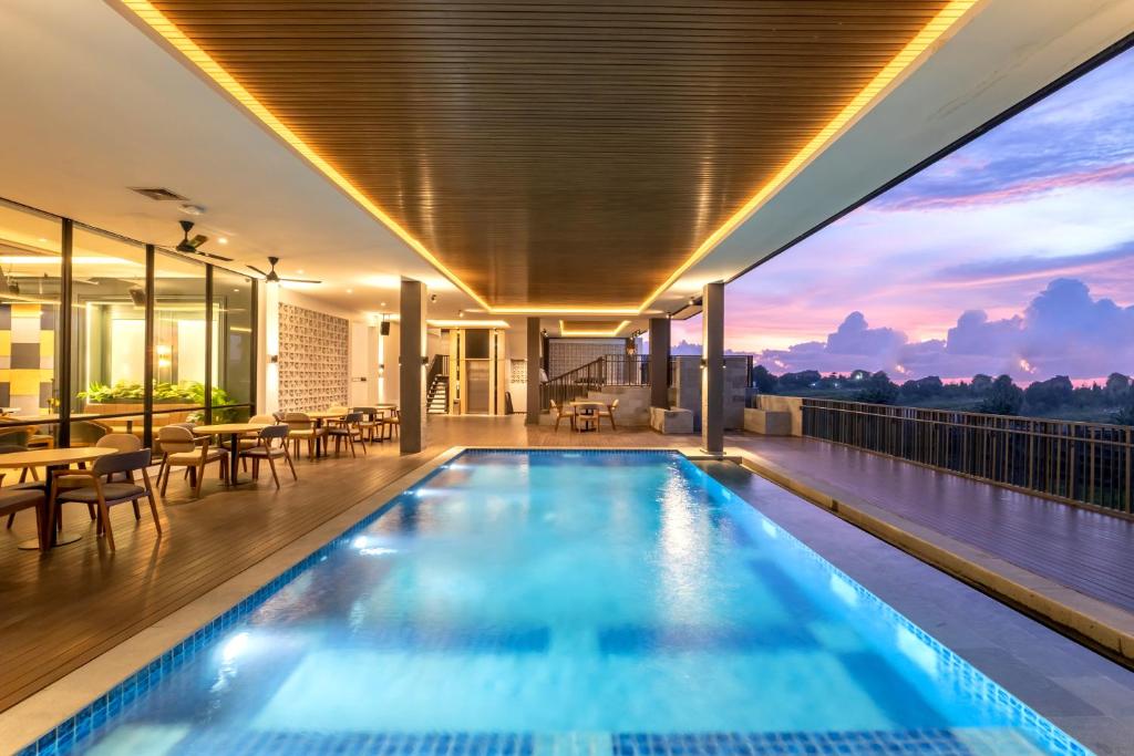 una piscina en la azotea de un edificio con vistas en ValStar Hotel Canggu en Canggu