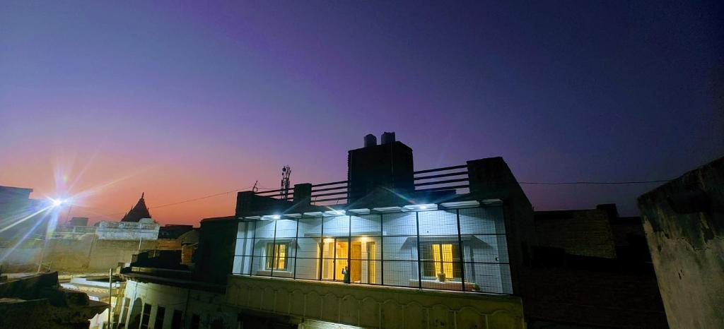 een gebouw met 's nachts lichten erop bij BRiJWAS DHAM in Vrindāvan