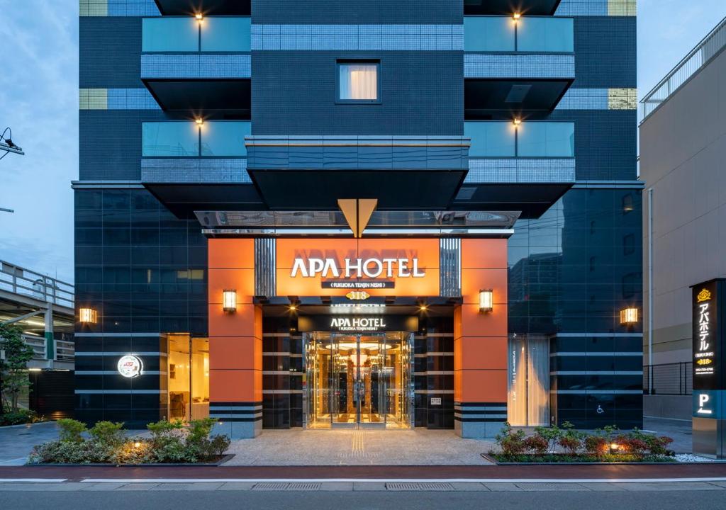APA Hotel Fukuoka Tenjin Nishi في فوكوكا: فندق فيه لافته مكتوب فيها apr hotel