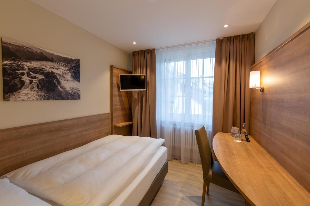 Televiisor ja/või meelelahutuskeskus majutusasutuses Hotel Kronenhof