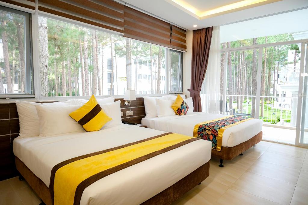 Phòng 4 người nhìn ra vườn