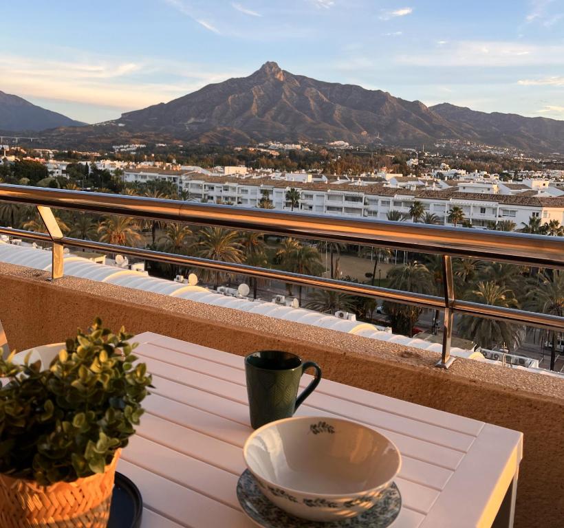 una taza de café en una mesa en un balcón en Marbella Marina Banus luxurious apartment, Sea and mountain views, en Marbella