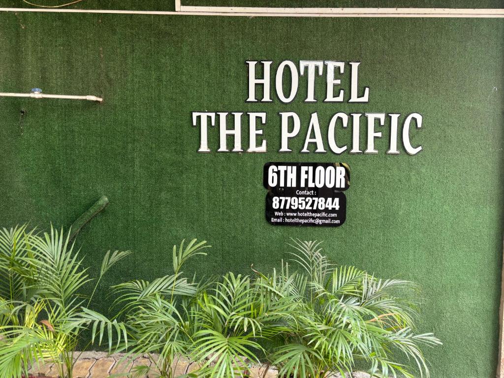 ムンバイにあるHotel the pacific Chakalaのホテルの太平洋のギフトフロアを表示する看板