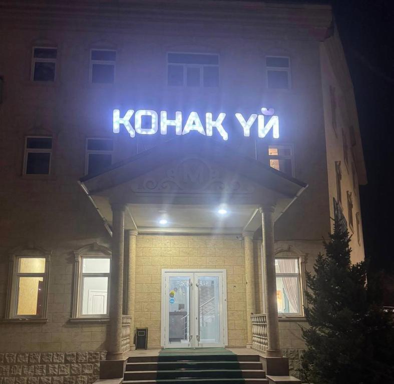 um edifício com um sinal que diz khalak viii em Merdan Hotel em Zaozërnyy
