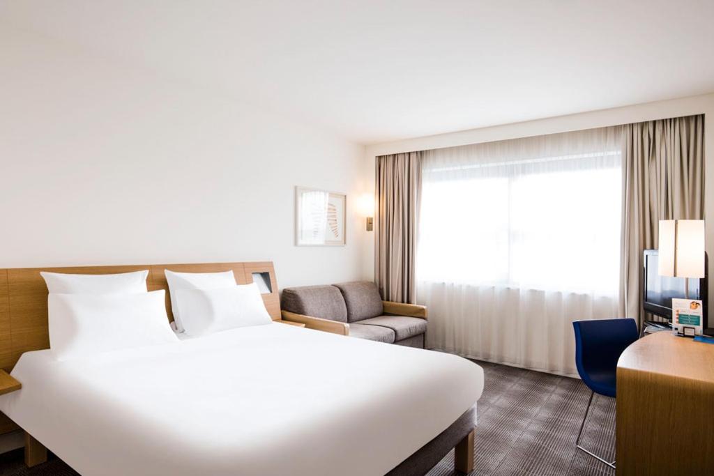 Postel nebo postele na pokoji v ubytování Novotel Aachen City