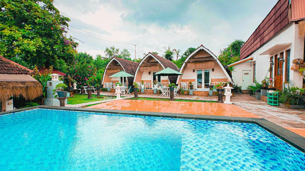 - une piscine en face d'une maison dans l'établissement Penida Hills, à Nusa Penida