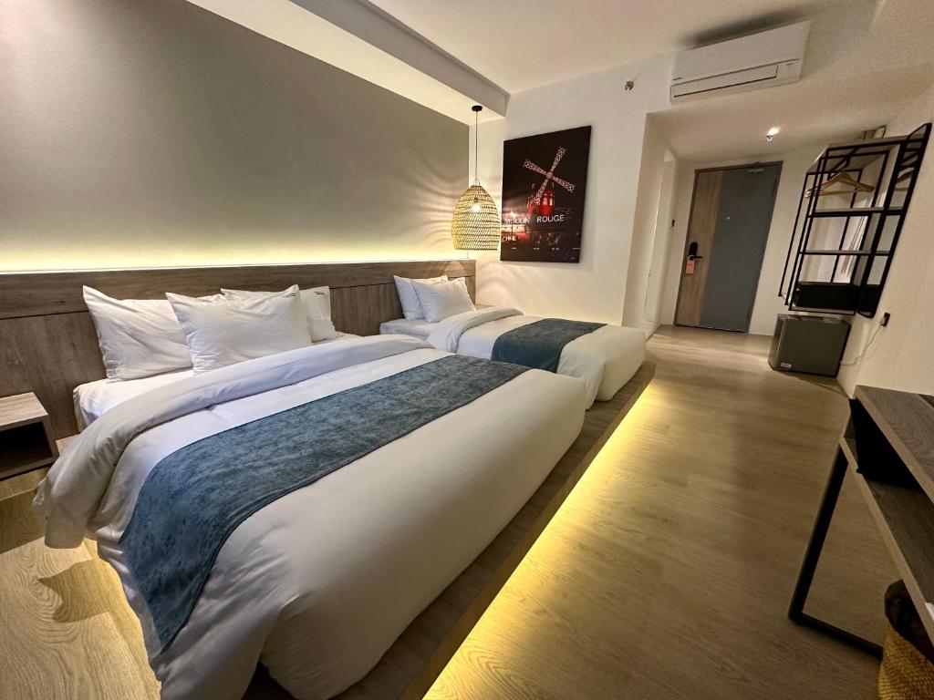 Postel nebo postele na pokoji v ubytování Theatre Hotel